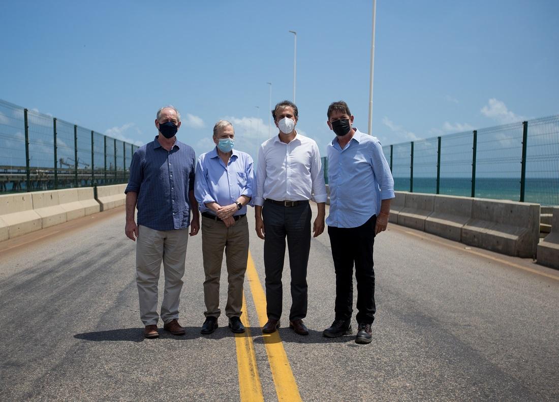 Ciro Gomes, Tasso Jereissati, Camilo Santana e Cid Gomes em visita ao Porto do Pecém