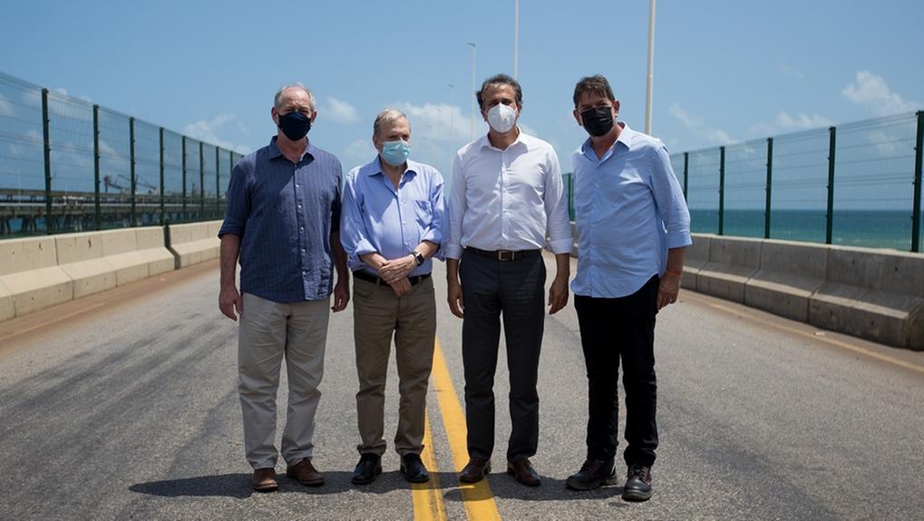 Ciro Gomes, Tasso Jereissati, Camilo Santana e Cid Gomes em visita ao Porto do Pecém