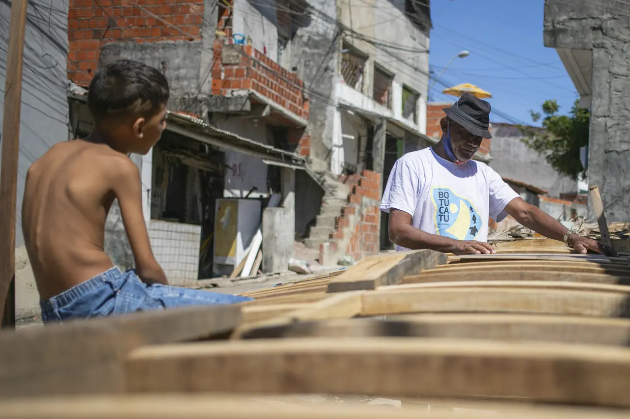 Pescador faz jangadas à mão