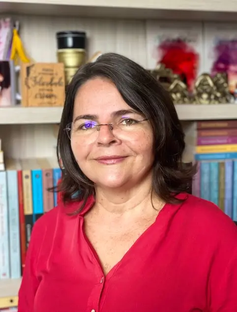 Sheila Guedes é historiadora e pedagoga