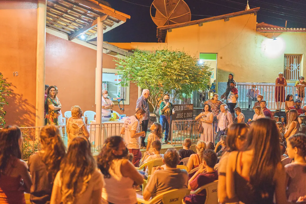 Rua cheia durante a Feira Literária de Mangabeira (Fliman)