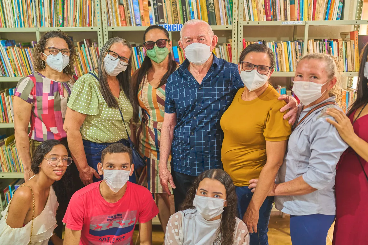 Professor Dias da Silva (ao centro) e frequentadores da biblioteca