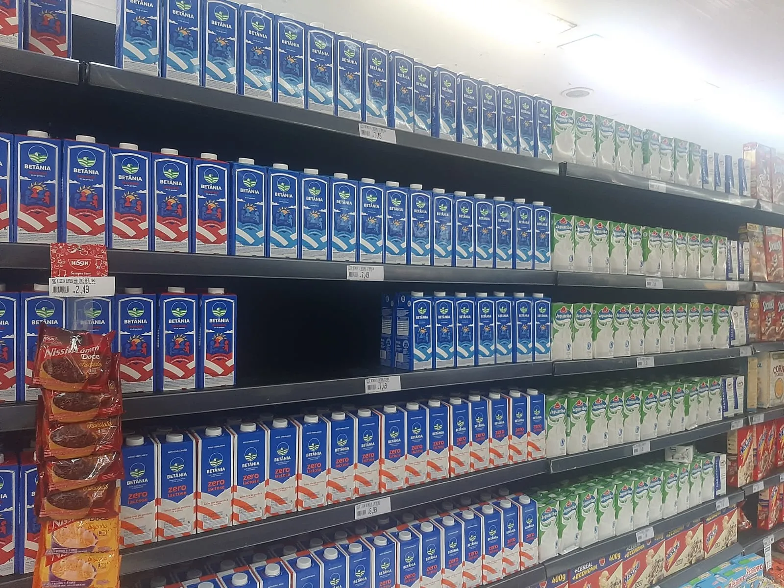Oferta de leite no Super Lagoa