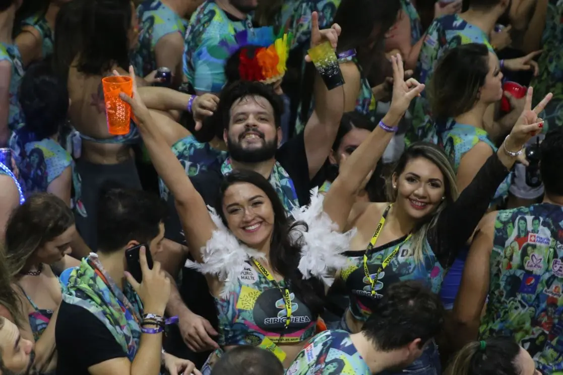 Foliões no corredor da folia no Fortal