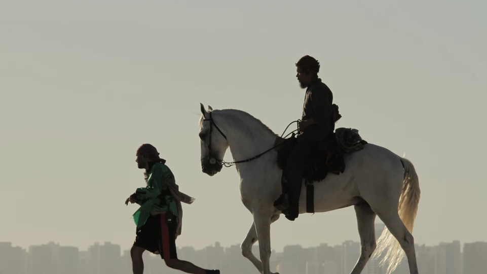 O andarilho Tahiel (Hector Briones),  João (Julio Adrião) e o cavalo Cruzeiro: vingança em uma Fortaleza futurística e distópica