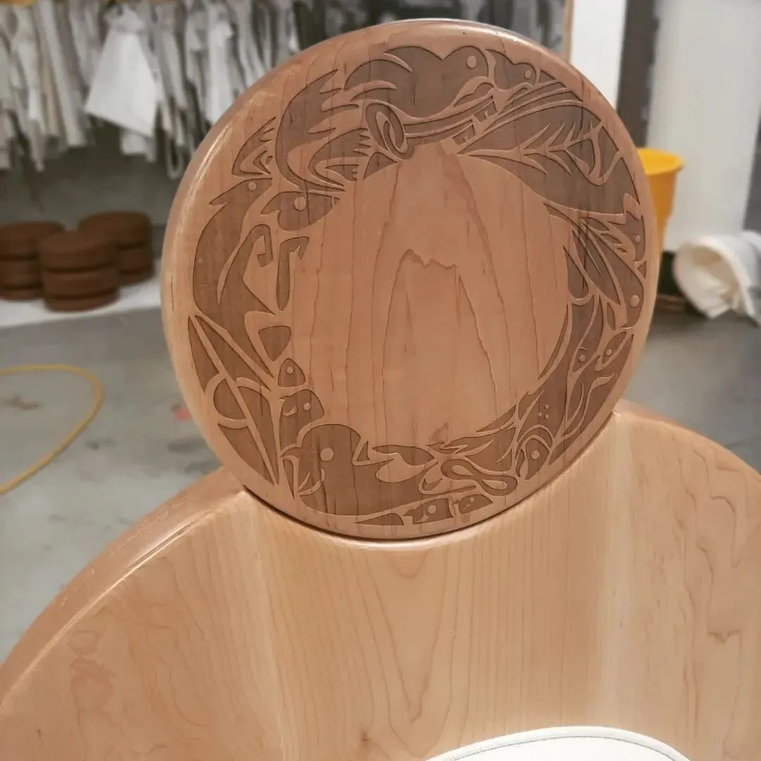 Detalhes das cadeiras com bordados do designer Shaun Vincent