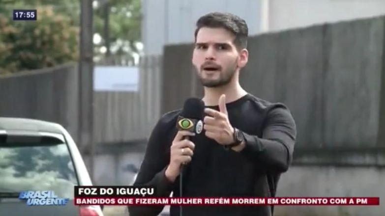 Júnior Rocha faz arminha com a mão para satirizar morte de criminosos em confronto com a polícia do Paraná.