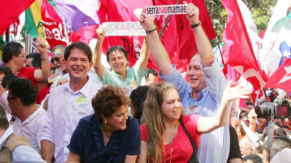 Luizianne Lins, os irmãos Ciro e Cid Gomes, Eunício Oliveira em apoio a campanha presidencial de Dilma em 2010, quando eram todos aliados políticos