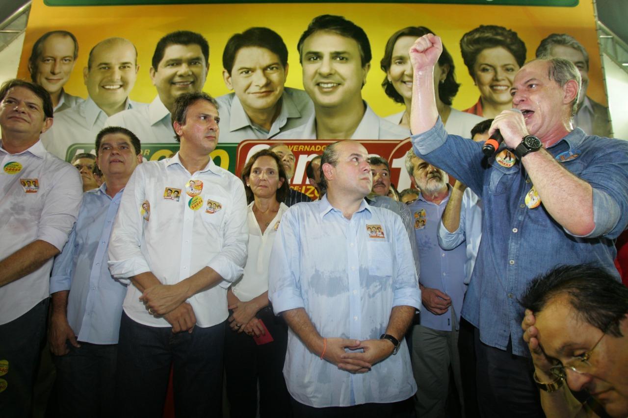 Camilo foi eleito pela primeira vez em 2014 com uma ampla base. Ele teve o apoio de Cid, Ciro e do então prefeito de Fortaleza, Roberto Cláudio