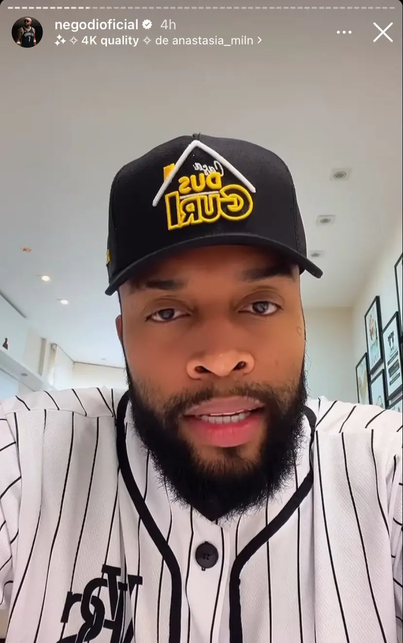 Print de um story do Nego Di no Instagram. Ele está de boné e camisa branca listrada.
