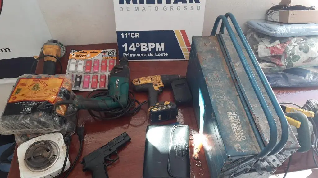 Materiais apreendidos pela Polícia na boca de fumo.