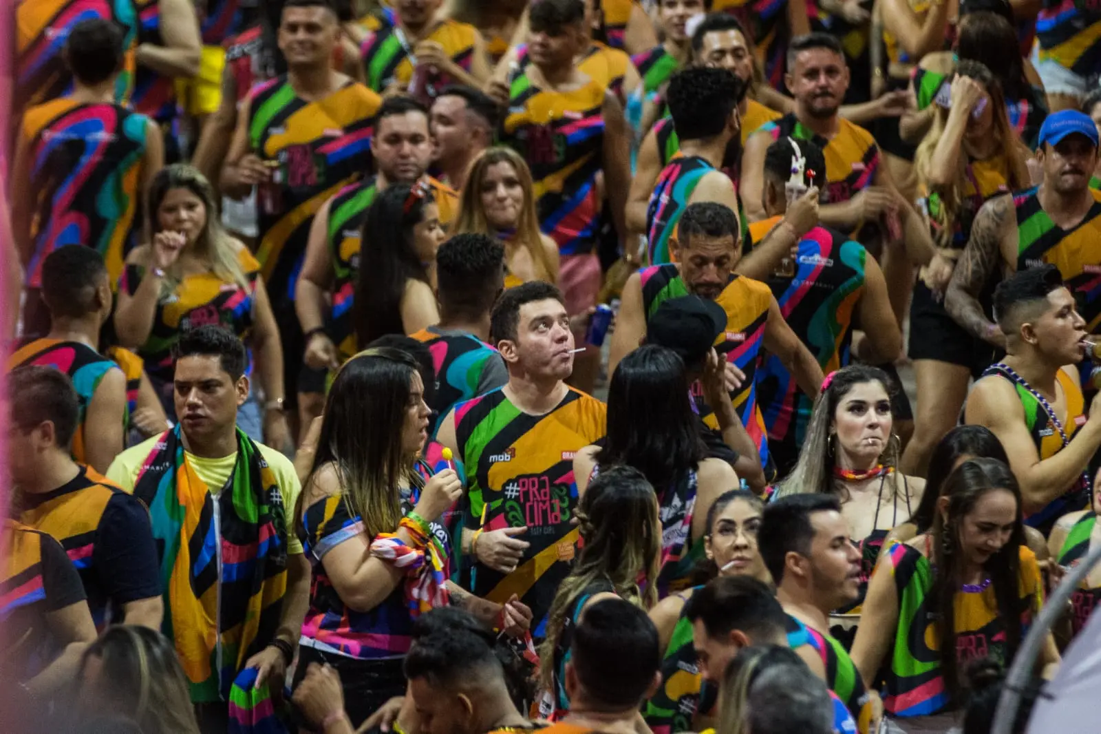 foliões no corredor da folia no fortal 2022