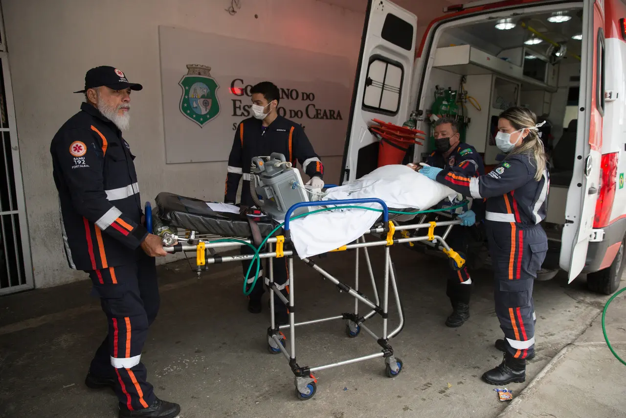 Ambulância prestando socorro