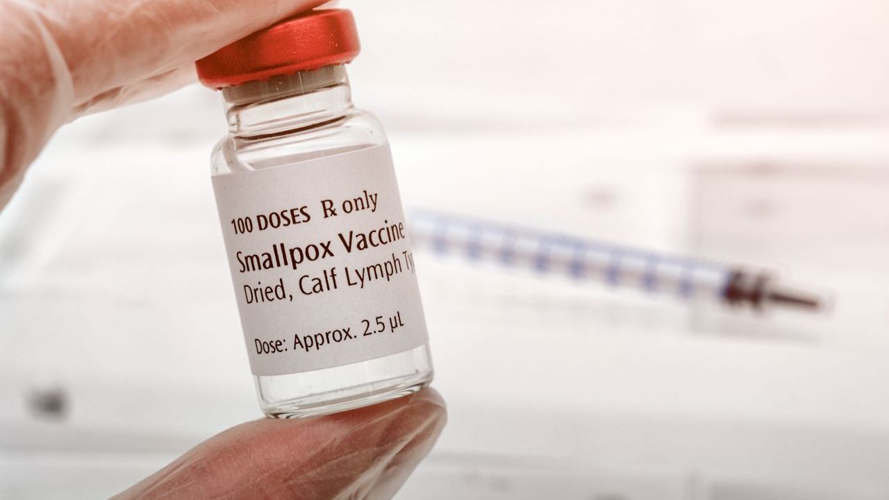 imagem ilustrativa de frasco de vacina com o dizer smallpox