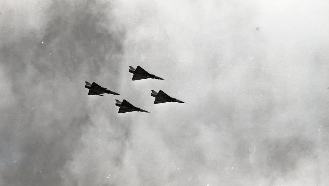 Aeronaves realizam exercício no céu da Base Aérea, em 1985.