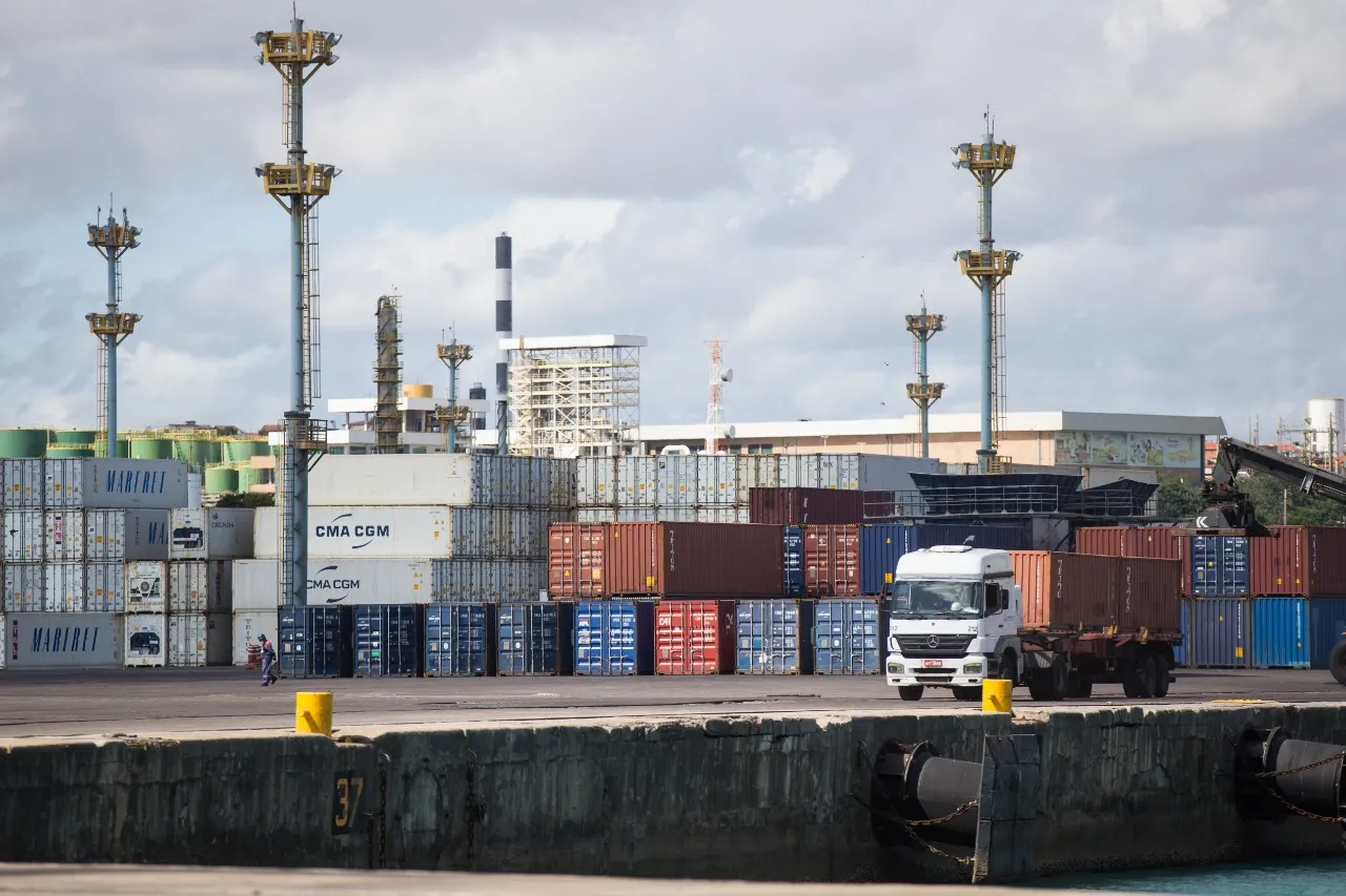 Os containers já chegam preenchidos no porto