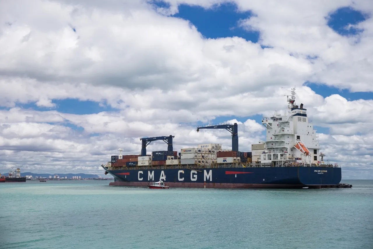 A viagem até a Europa demora até 12 dias a bordo de um navio de containers