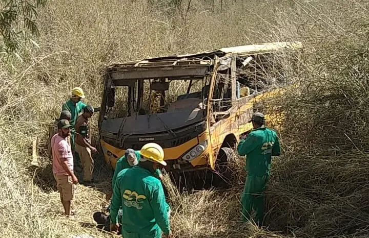 Ônibus caído em ribanceira.