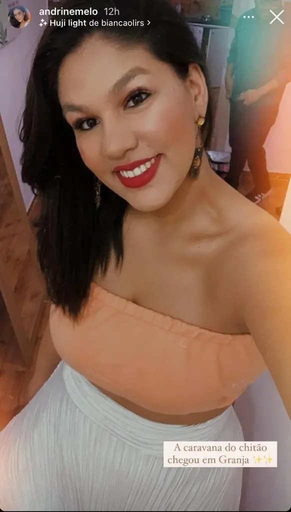 Andrine Melo em selfie.