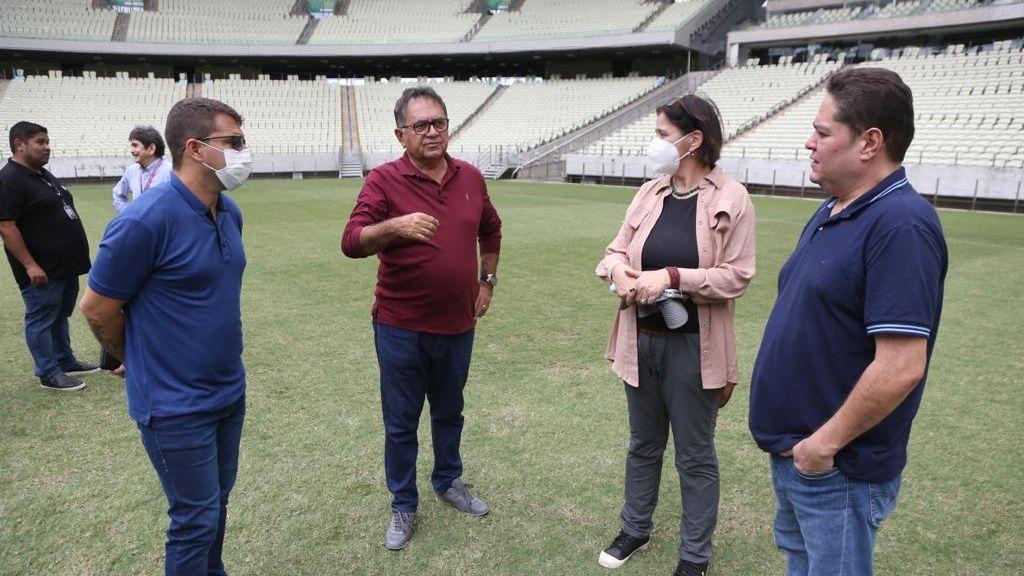 Imagem mostra pessoas em estádio