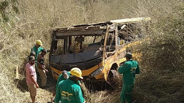 Ônibus cai e deixa mortos e feridos no Interior do Ceará