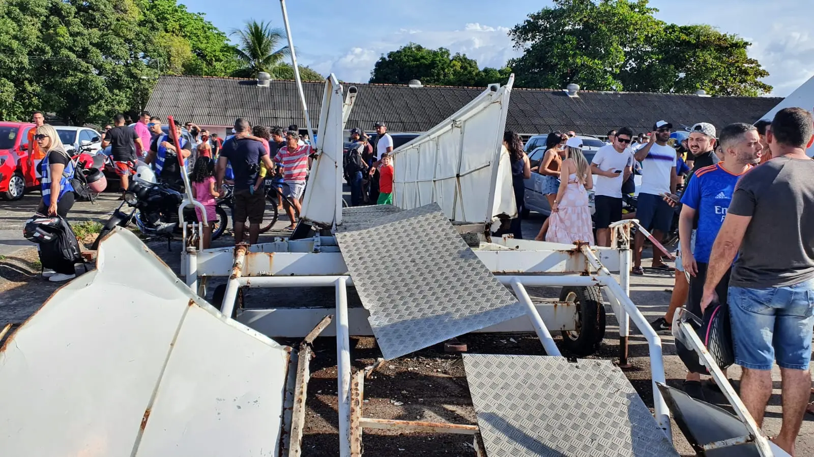 Escada chegou a quebrar durante observação da chegada do BelugaST