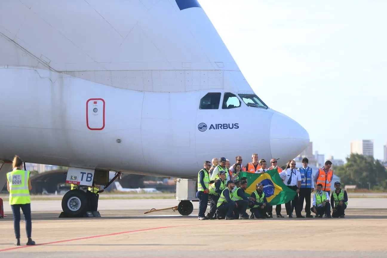 Equipe que atuou na chegada de BelugaST em Fortaleza registrou momentos em comemoração