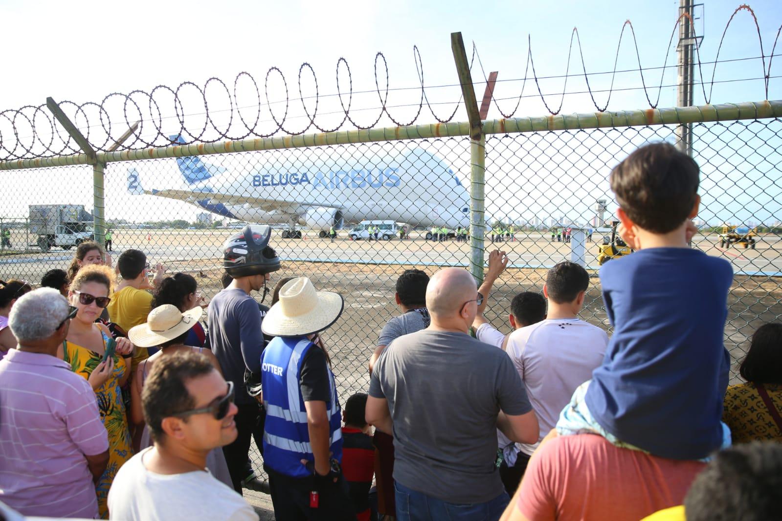 Adultos e crianças lotaram área de observação de voos do Aeroporto de Fortaleza