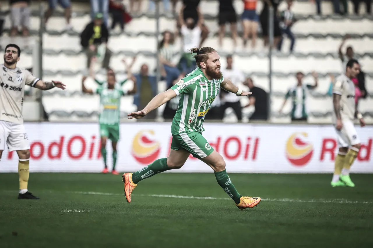 O centroavante Pitta marcou o gol da vitória do Juventude, em falha de marcação do Ceará