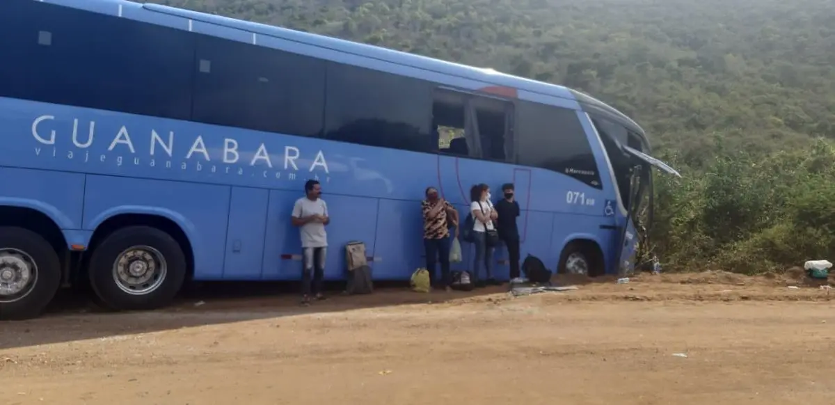 passageiros esperando fora de ônibus que se envolveu em acidente