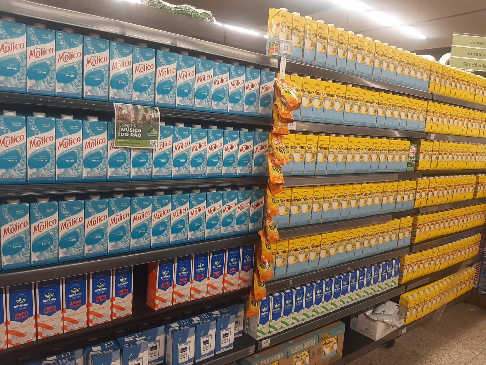 Leite longa vida é como é chamado o leite vendido fora da refrigeração encontrado nas prateleiras de supermercados e demais estabelecimentos do gênero
