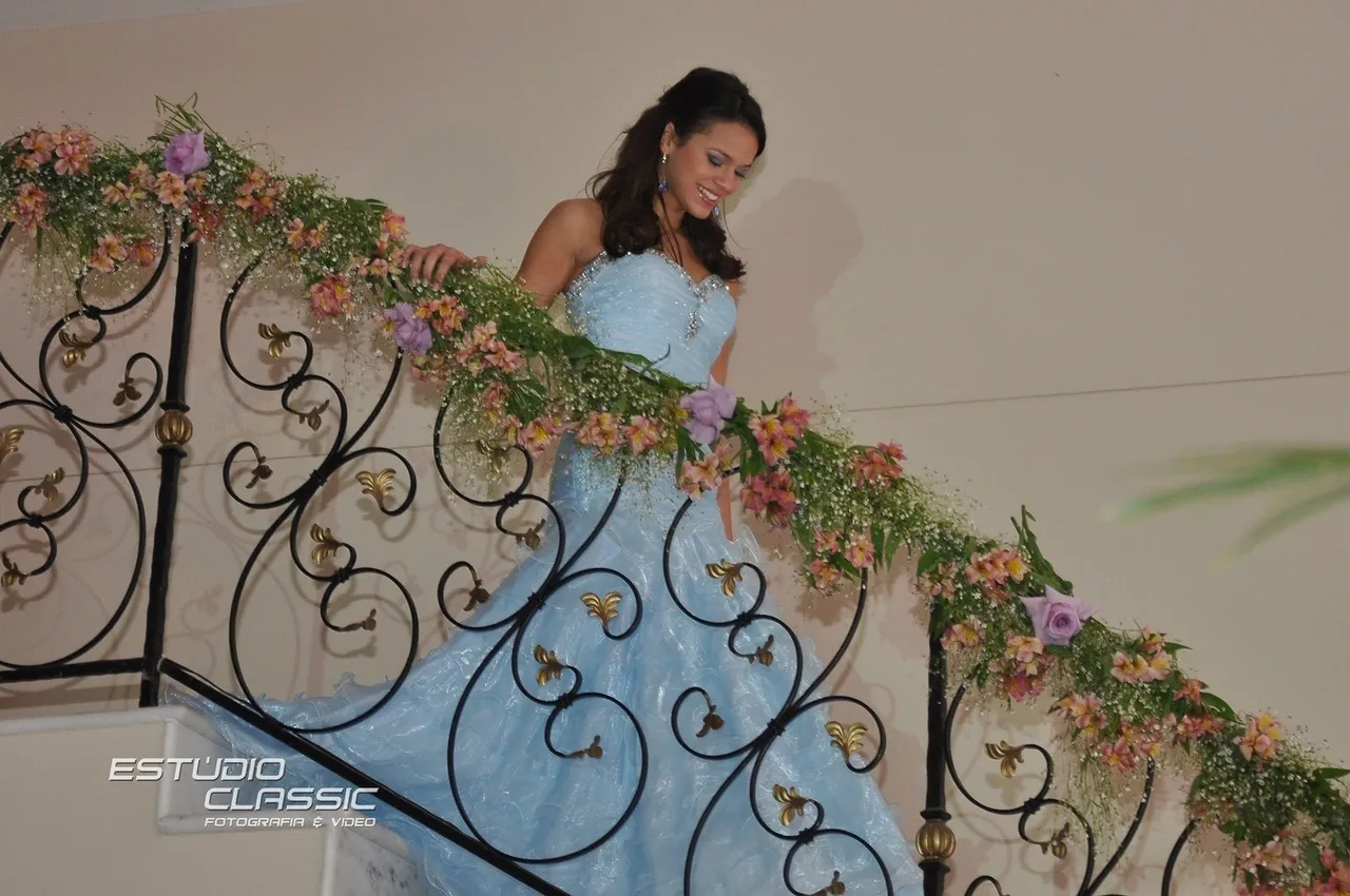 Bruna descendo as escadas no aniversário de 15 anos