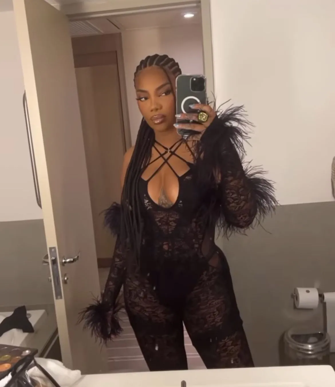 Ludmilla esbanjou sensualidade com um look preto nada básico