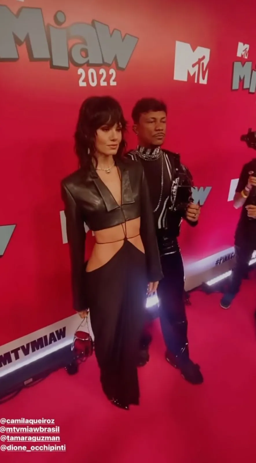 Camila Queiroz e Xamã posaram juntos no pink carped do MTV MIAW 2022