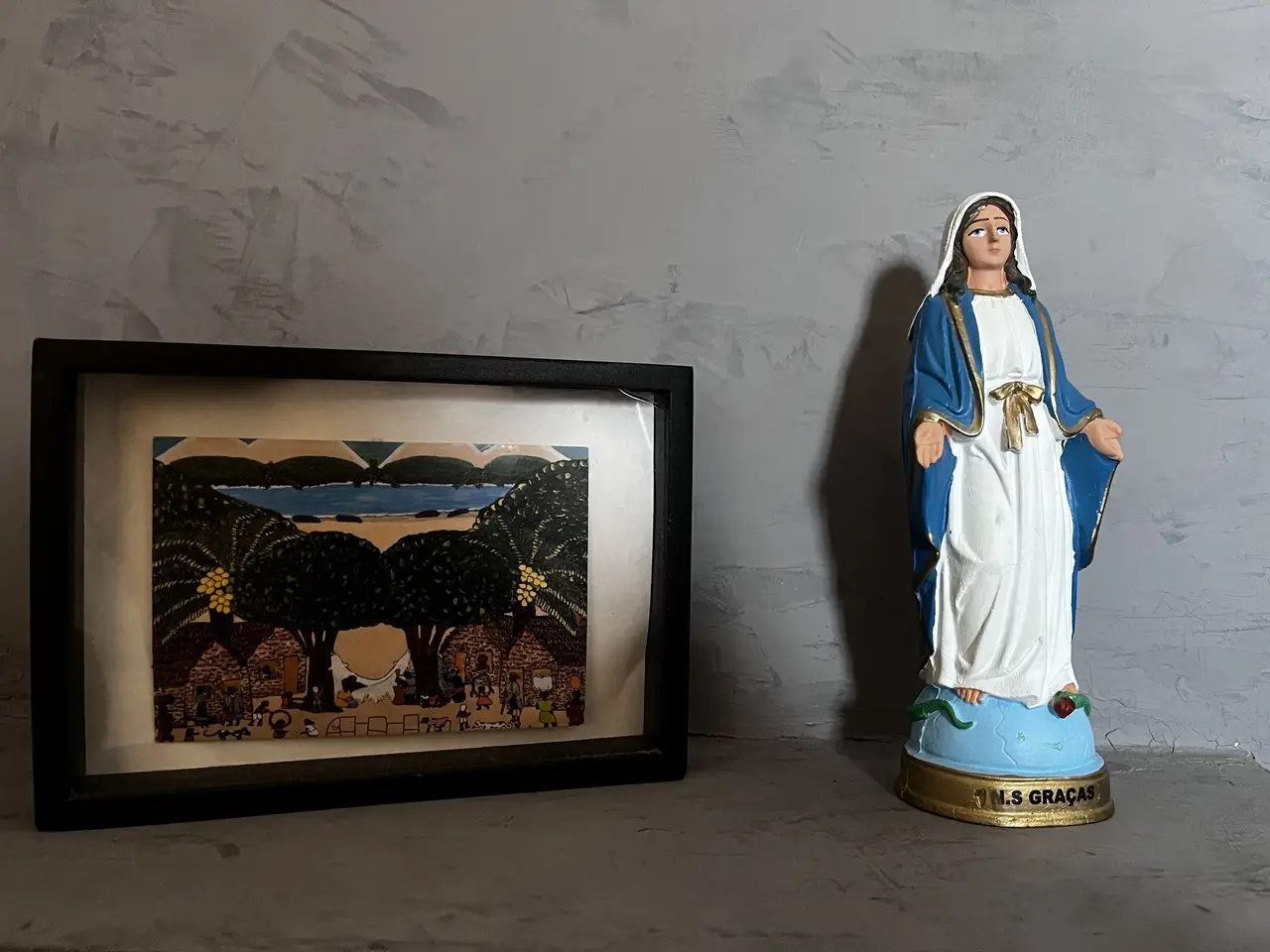 Moradora está ao lado do prédio mais alto da cidade