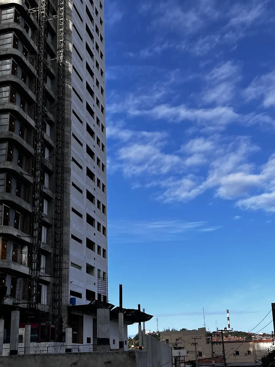 Moradora está ao lado do prédio mais alto de Fortaleza