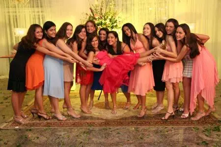 Juliana com as amigas na festa de 15 anos