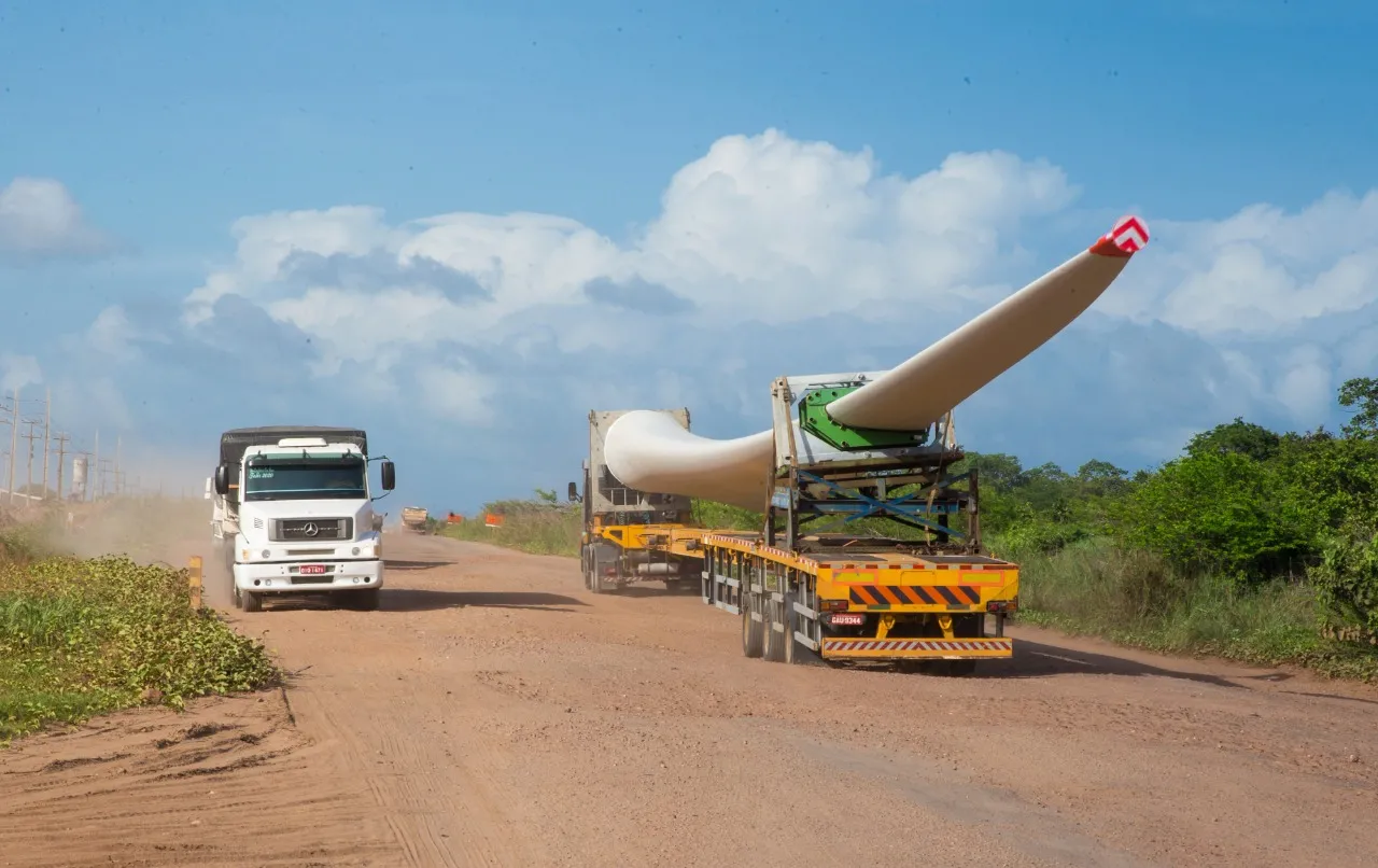 Acesso ao Porto do Pecém, CE-155 está em obras de duplicação, impactando fluxo da região.