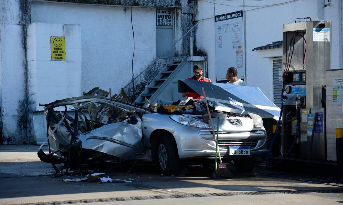 Carro destruído em posto de gasolina.