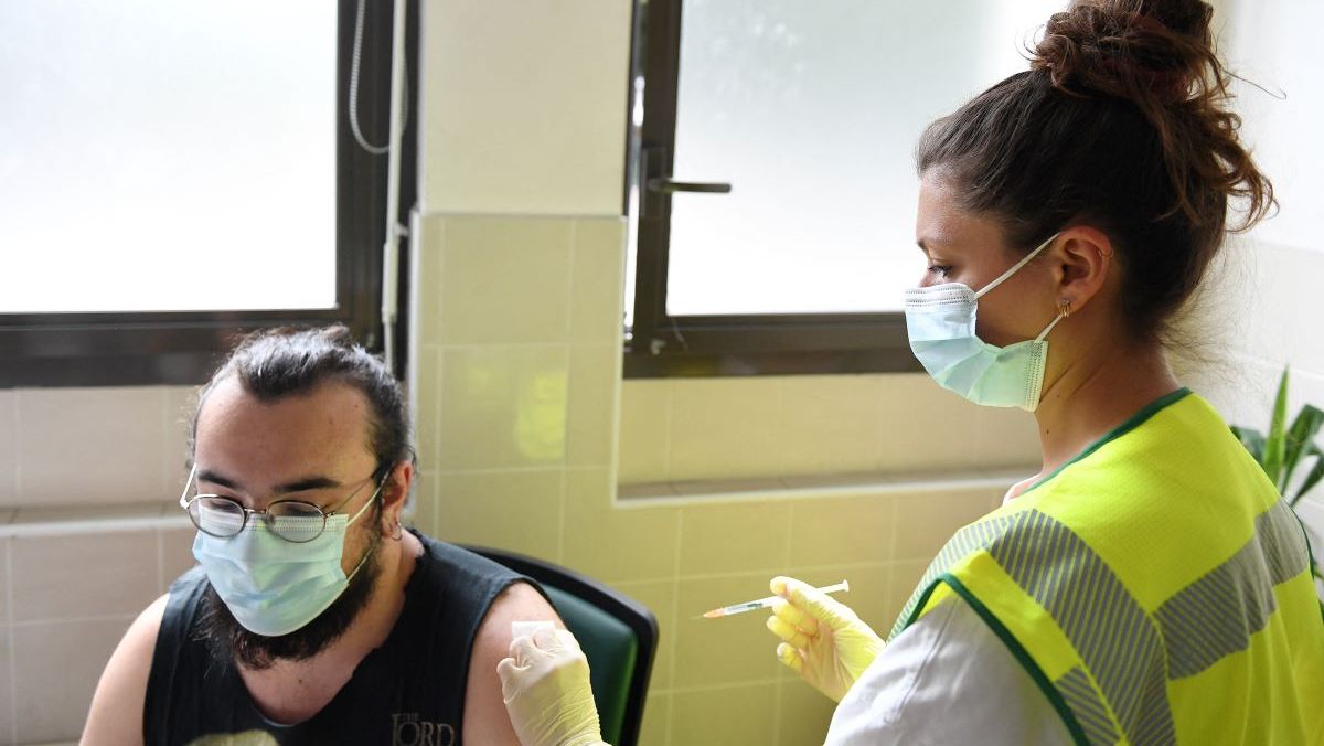 homem recebendo vacina da varíola dos macacos