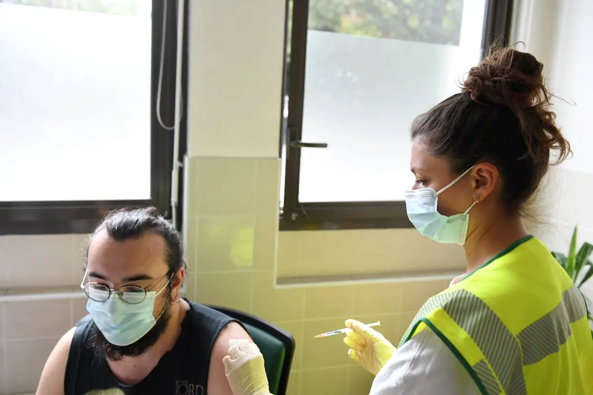 homem recebendo vacina da varíola dos macacos