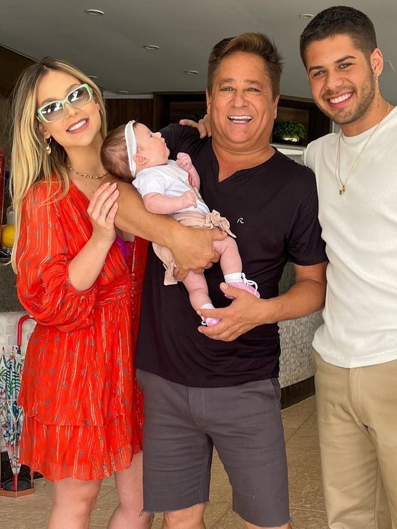 virginia, maria alice, leonardo e zé felipe sorrindo em foto