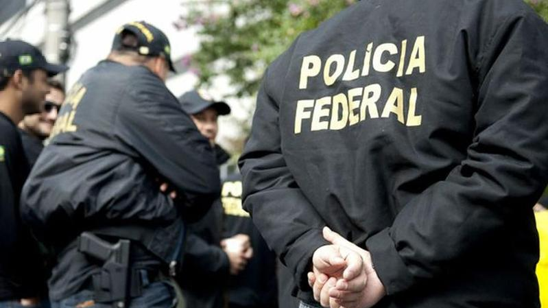 Policiais fardados da Polícia Federal