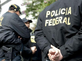 Policiais fardados da Polícia Federal