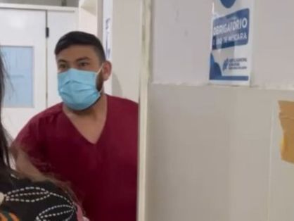 falso médico sendo preso em hospital de paraipaba, no interior do Ceará