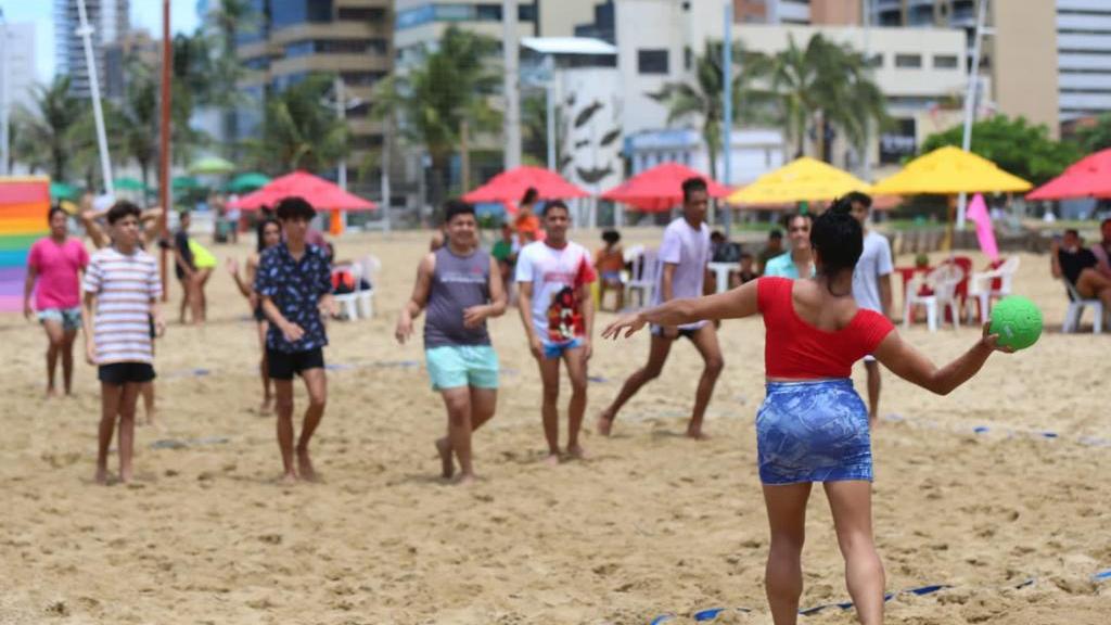 Torneio de futebol das forças de segurança arrecada brinquedos e