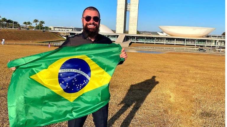 Paulo Bilynskyj com a bandeira do Brasil