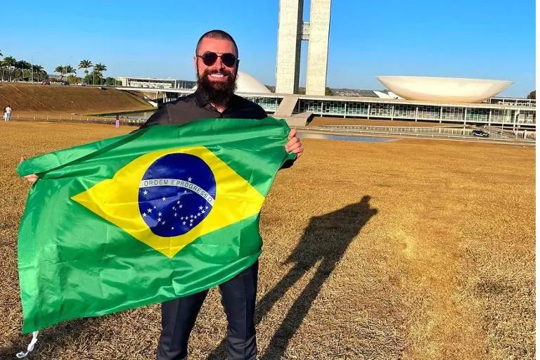 Paulo Bilynskyj com a bandeira do Brasil