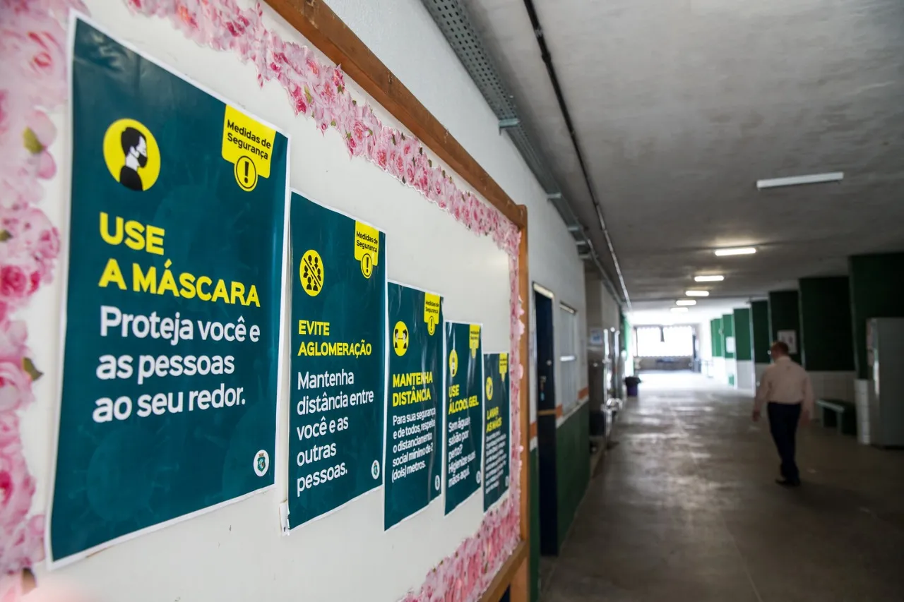Aviso em escola da rede estadual, em 2021, antes do retorno das aulas presenciais