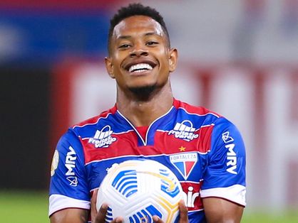 Matheus Jussa segura bola após gol pelo Fortaleza